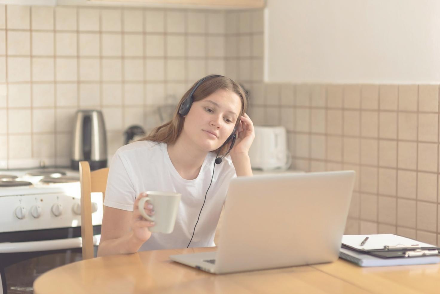 Empresario satisfecho revisando los resultados positivos de su plan financiero