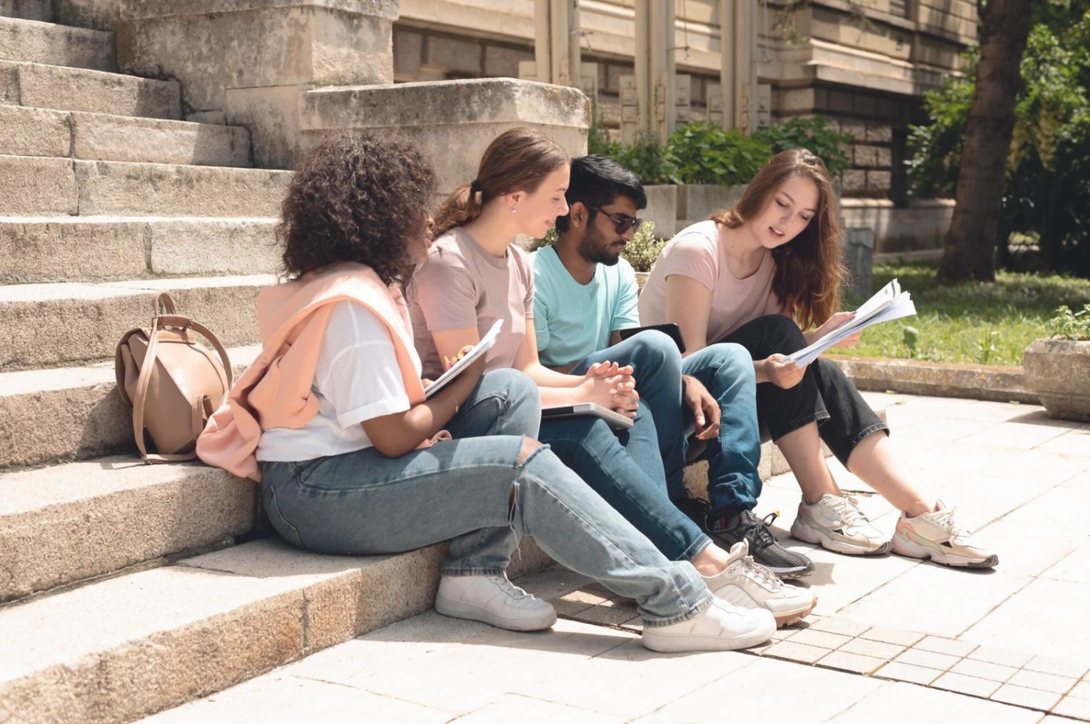 Sesión de trabajo colaborativo del equipo Talrexiona planificando estrategias financieras