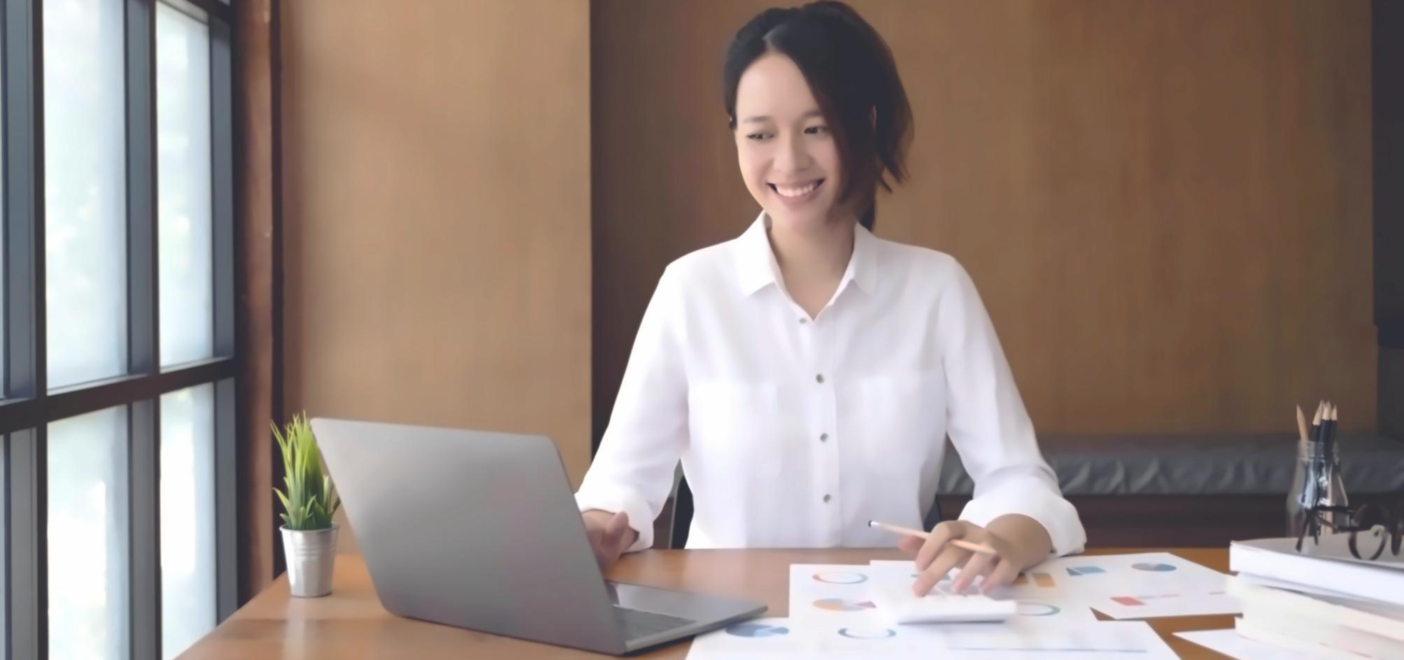 Equipo de estudiantes presentando modelo financiero a empresa colaboradora