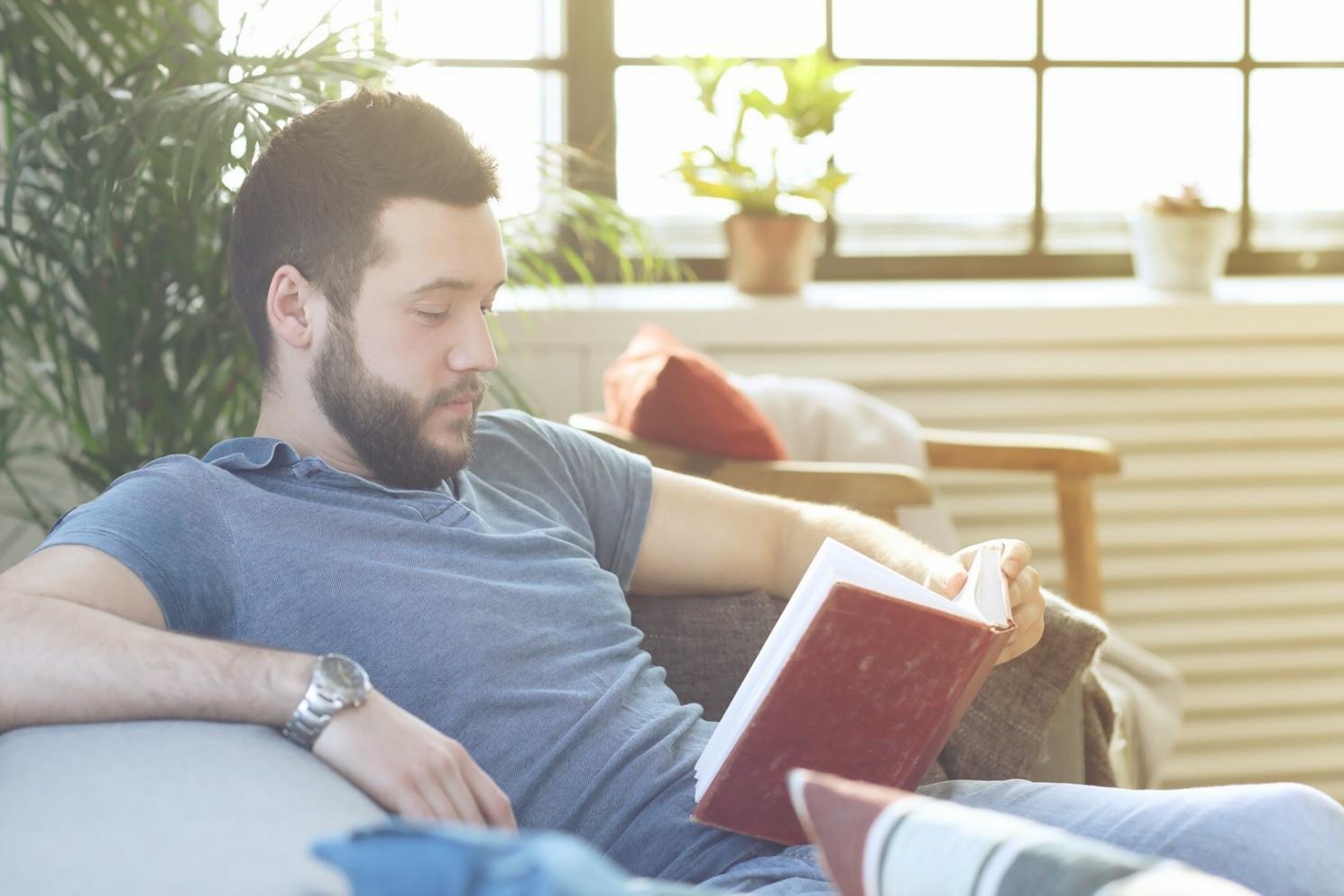 Profesionales trabajando en análisis financiero con documentos y gráficos