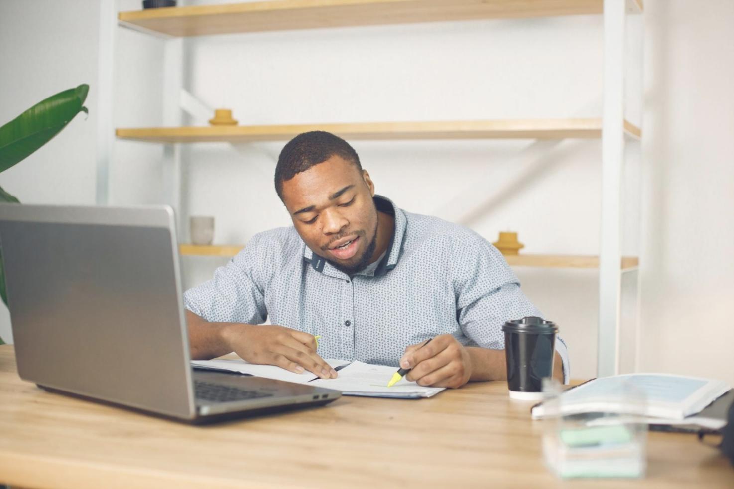 Análisis de riesgo financiero realizado por estudiantes para empresa manufacturera