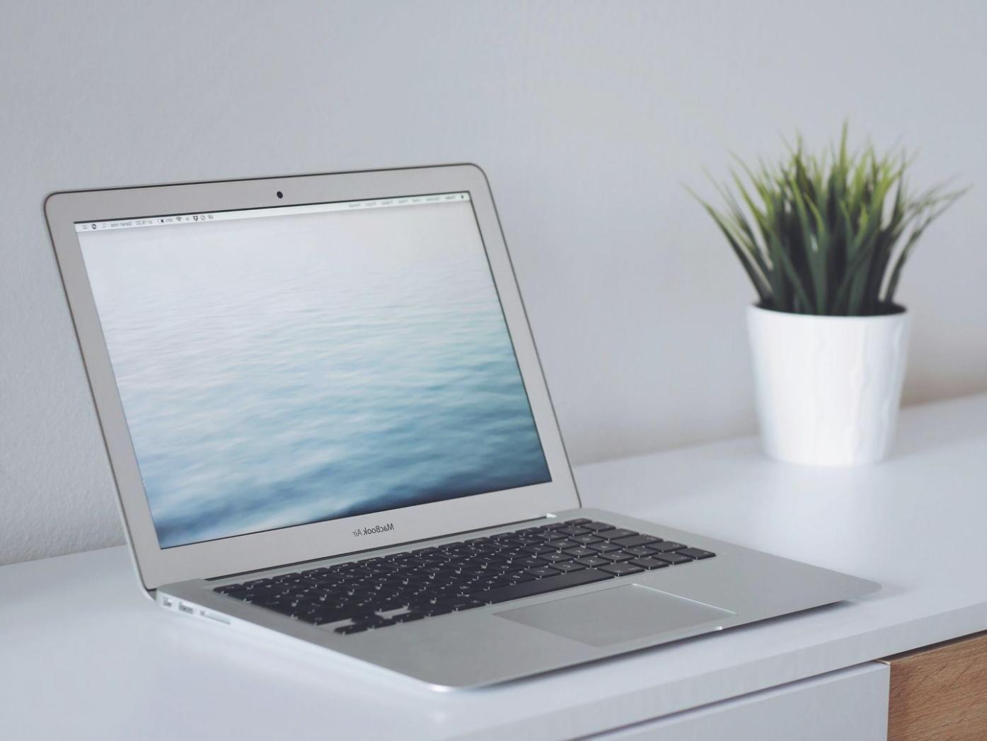 Estudiante analizando datos financieros para proyecto de optimización empresarial