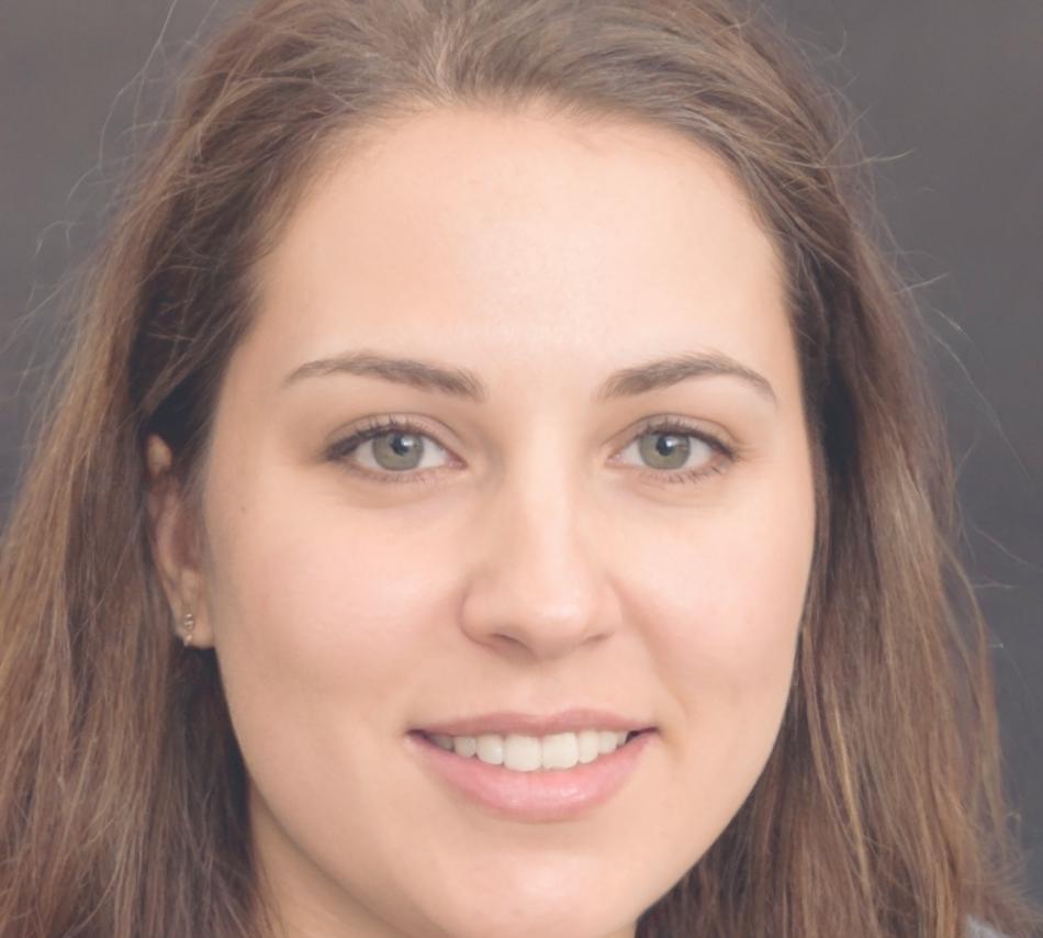 Profesora Elena Garitaonandia guiando a estudiantes en sesión de trabajo colaborativo